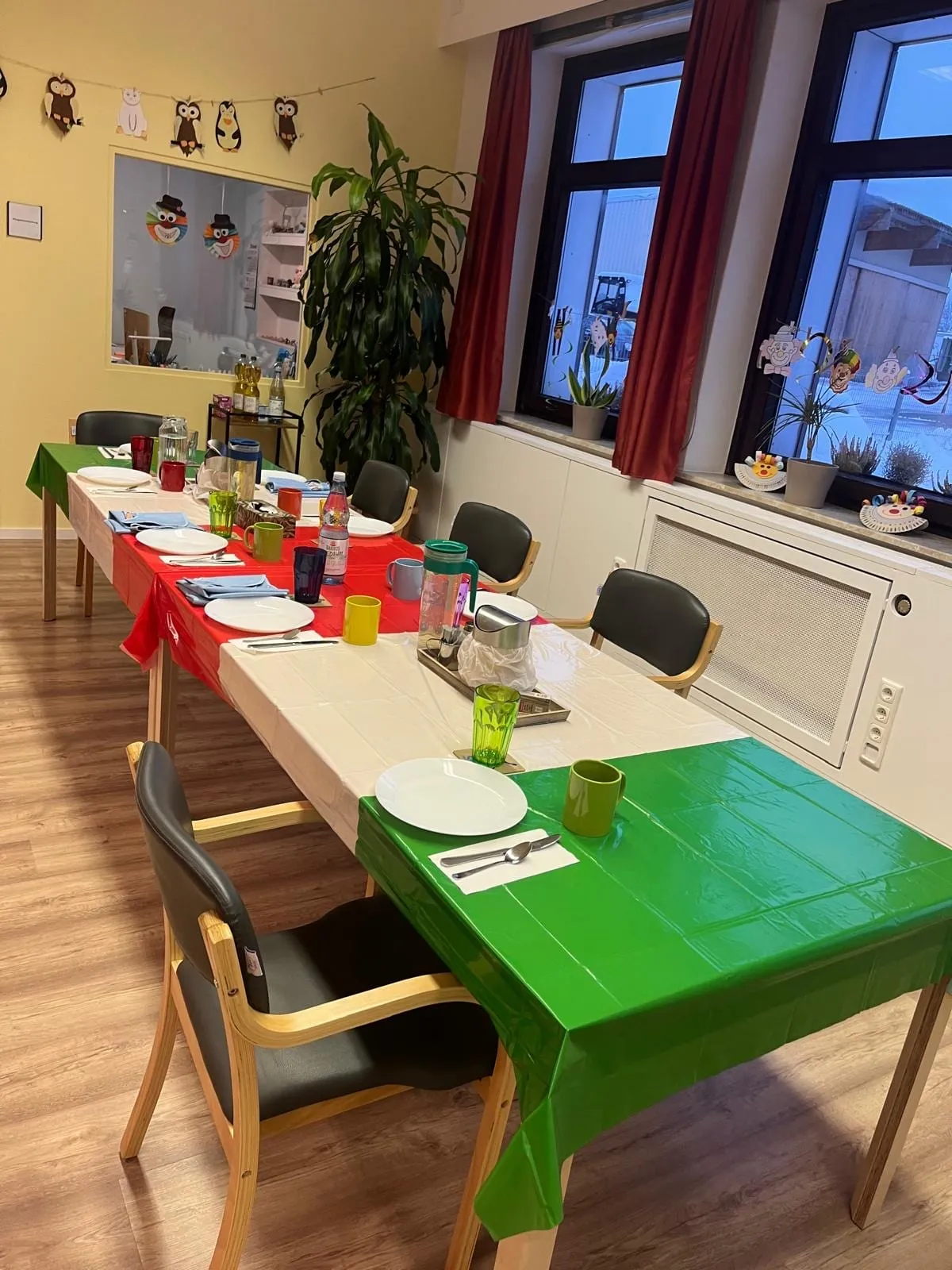 Liebevoll eingedeckte Tische im Aufenthaltsraum der Tagespflege Weißdorf