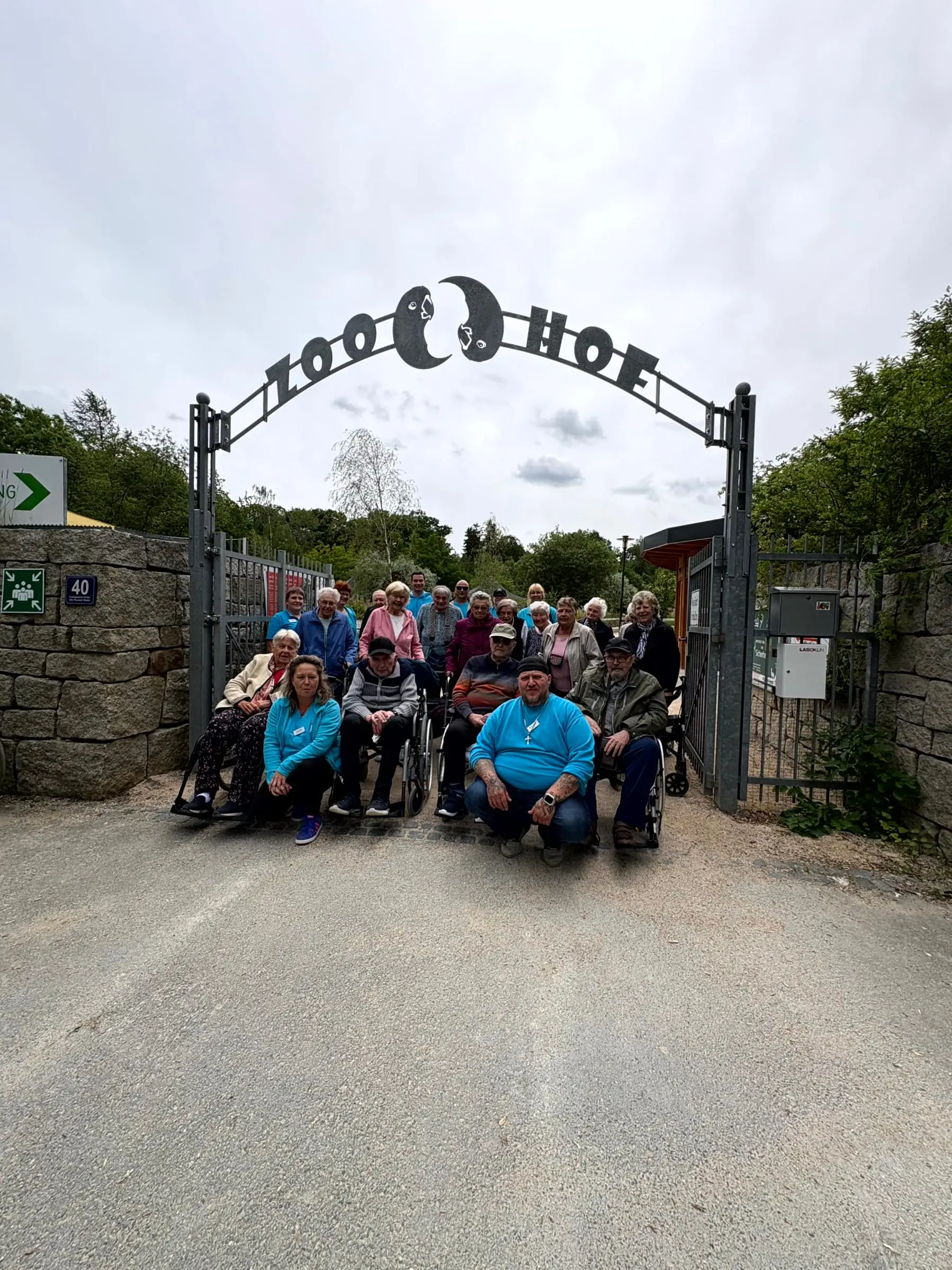 Die Gruppe der Tagespflege vor dem Eingang des Zoos in Hof