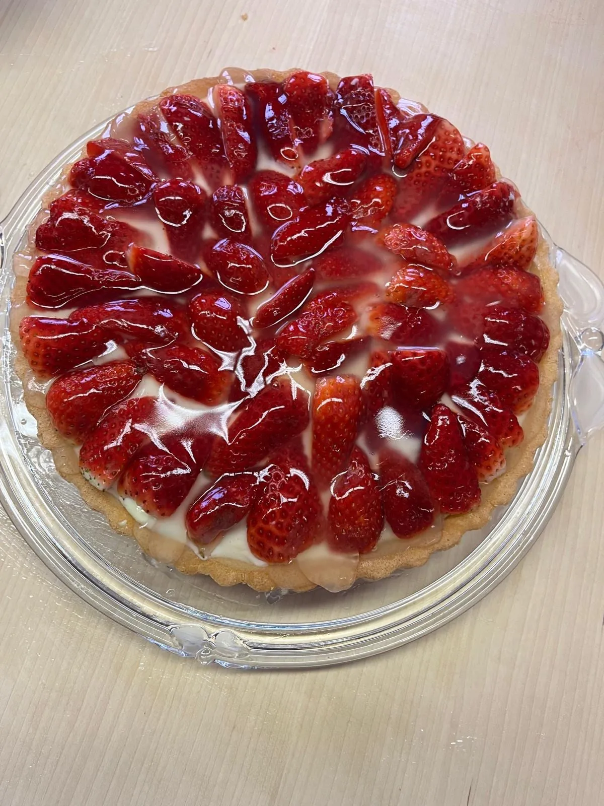 Frisch gebackener Erdbeerkuchen aus der eigenen Küche