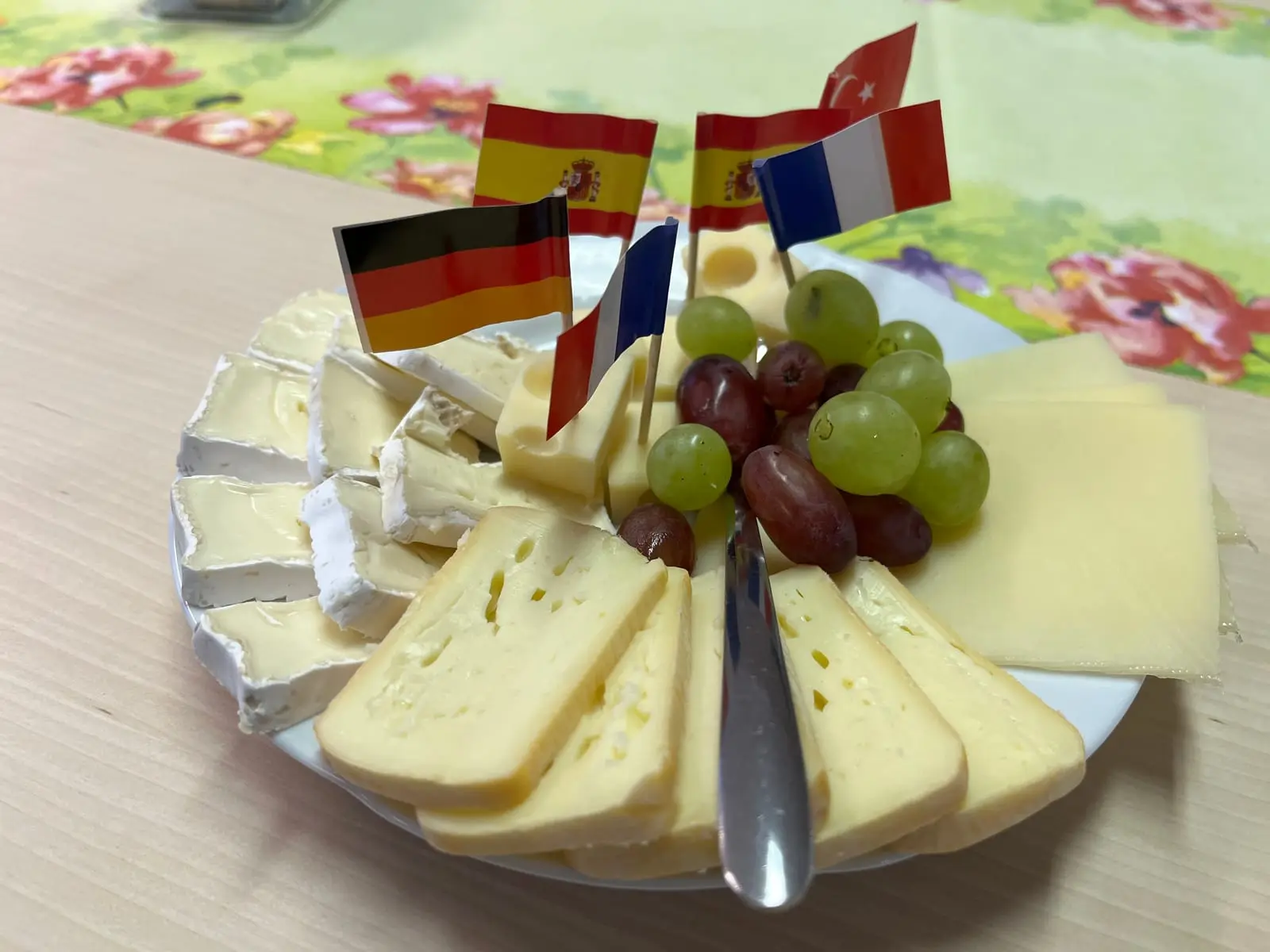 Liebevoll angerichtete Käseplatte mit Weintrauben