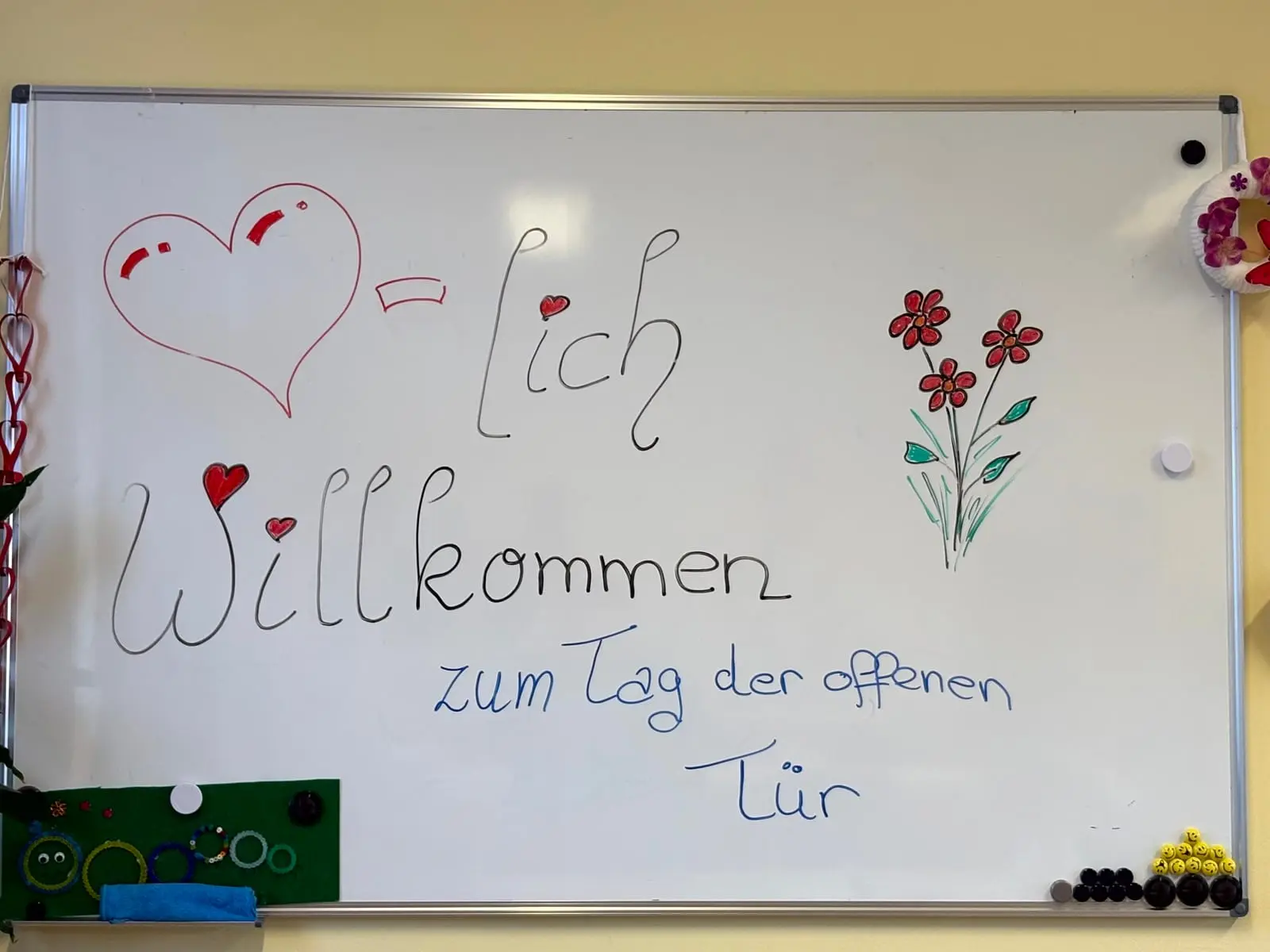 Handgemaltes Willkommensschild zum Tag der offenen Tür