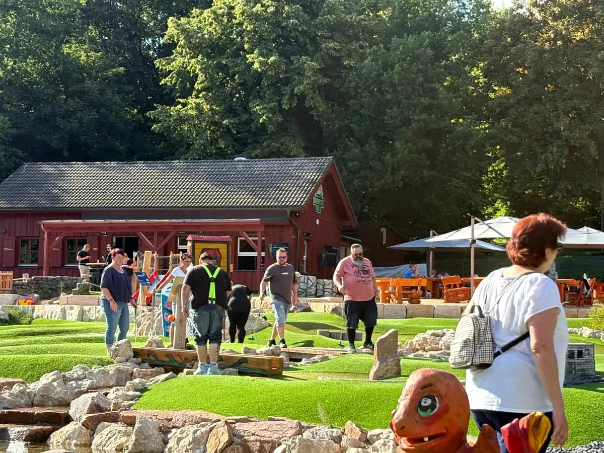 Das Team spielt beim Ausflug auf einer Abenteuer-Minigolfanlage
